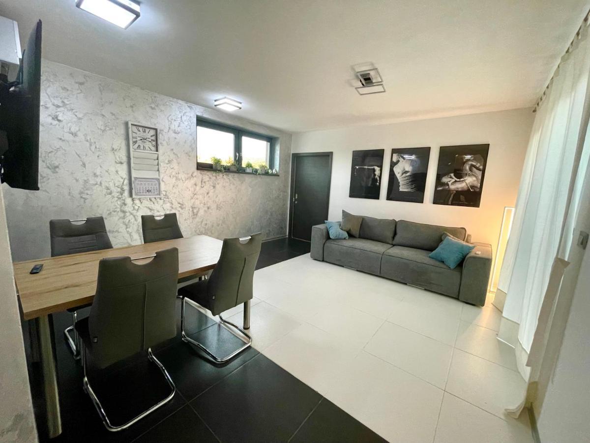 Apartmán Mega Prvacina Exteriér fotografie